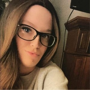 Meet your Posher Chloe 👋🏻